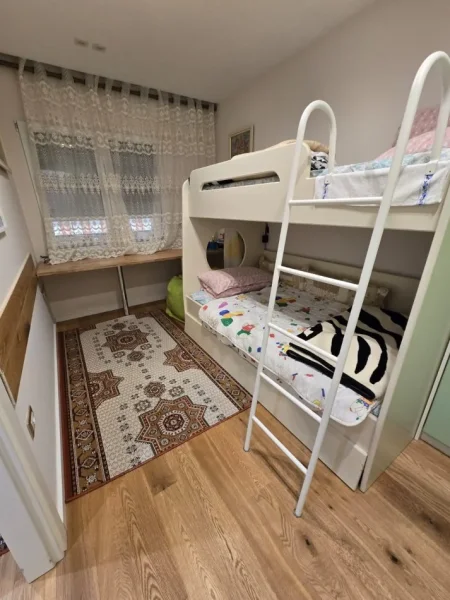 Tirane, jepet me qera apartament 3+1 Kati 3, 100 m² 800 € (Shkolla e Kuqe)