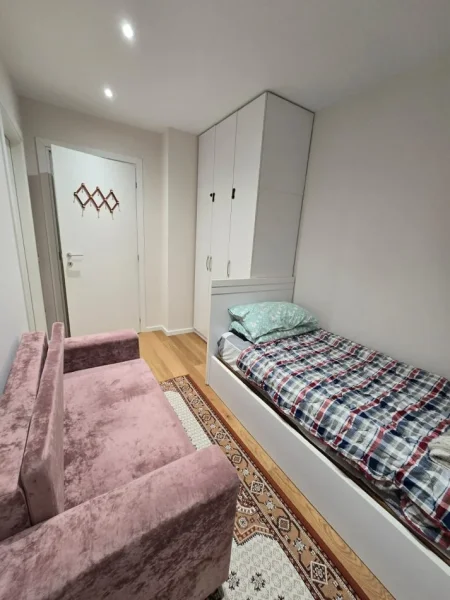 Tirane, jepet me qera apartament 3+1 Kati 3, 100 m² 800 € (Shkolla e Kuqe)