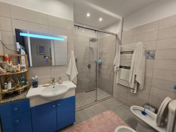 Tirane, jepet me qera apartament 3+1 Kati 3, 100 m² 800 € (Shkolla e Kuqe)