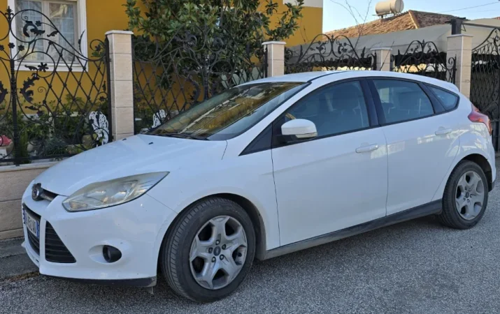 Tirane, shitet makine Nafte, e bardhë manuale 226.000 km 4.000 €