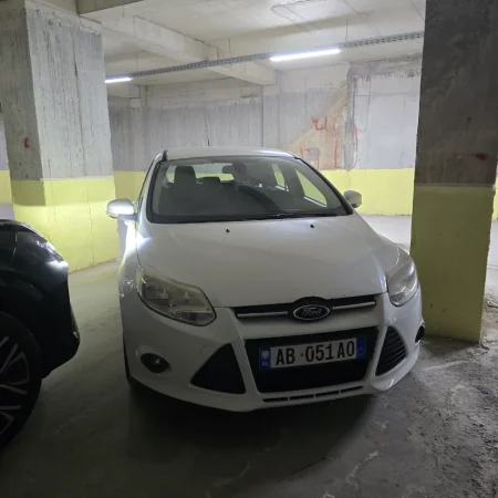 Tirane, shitet makine Nafte, e bardhë manuale 226.000 km 4.000 €