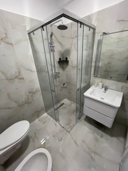 Tirane, jepet me qera apartament 1+1 Kati 3, 78 m² 650 € (LAPRAKE)