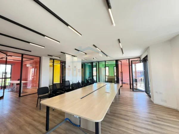 Tirane, jepet me qera ambjent biznesi Kati 4, 260 m² 1.780 € (Bulevardi i Ri)