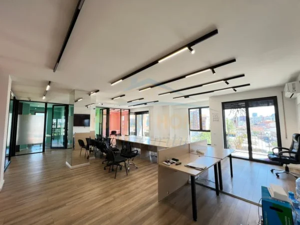 Tirane, jepet me qera ambjent biznesi Kati 4, 260 m² 1.780 € (Bulevardi i Ri)