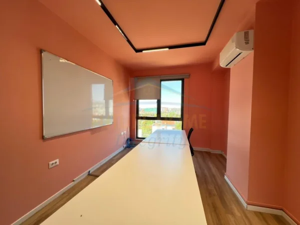 Tirane, jepet me qera ambjent biznesi Kati 4, 260 m² 1.780 € (Bulevardi i Ri)