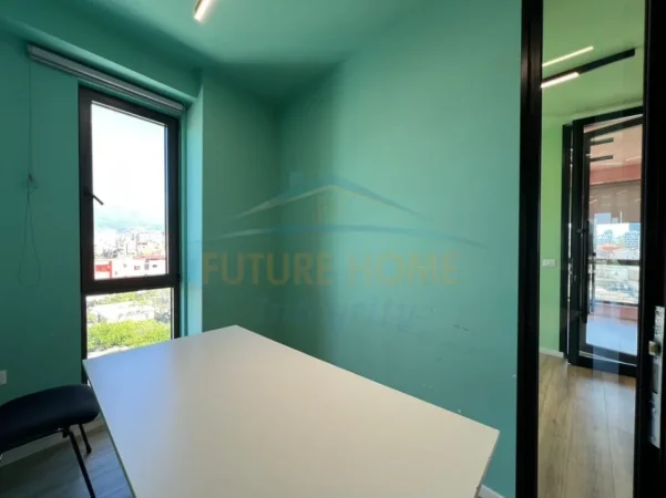 Tirane, jepet me qera ambjent biznesi Kati 4, 260 m² 1.780 € (Bulevardi i Ri)