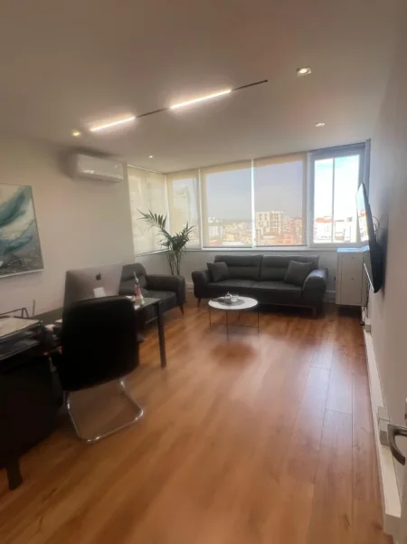 Tirane, jepet me qera zyre Kati 8, 85 m² 840 € (Stadiumi Dinamo)