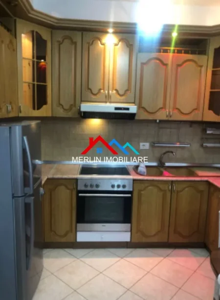 Tirane, jepet me qera apartament 3+1+Ballkon Kati 5, 120 m² 785 € (RRUGA PANORAMA)