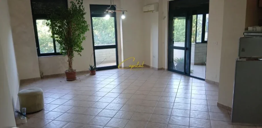 Tirane, jepet me qera zyre Kati 3, 150 m² 1.200 € (ISH EKSPOZITA)