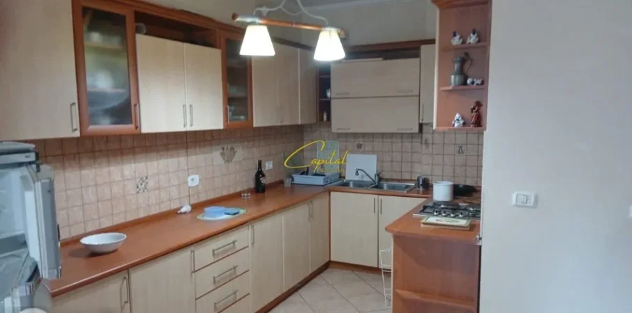 Tirane, jepet me qera zyre Kati 3, 150 m² 1.200 € (ISH EKSPOZITA)