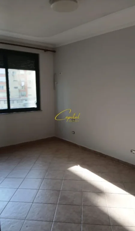 Tirane, jepet me qera zyre Kati 3, 150 m² 1.200 € (ISH EKSPOZITA)