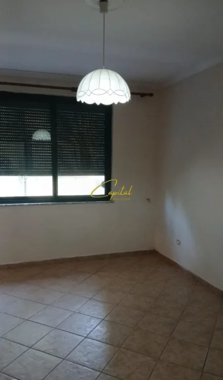 Tirane, jepet me qera zyre Kati 3, 150 m² 1.200 € (ISH EKSPOZITA)