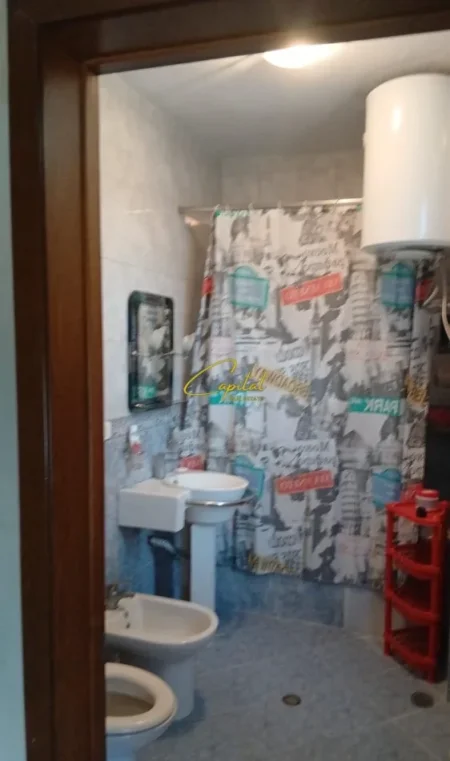 Tirane, jepet me qera zyre Kati 3, 150 m² 1.200 € (ISH EKSPOZITA)