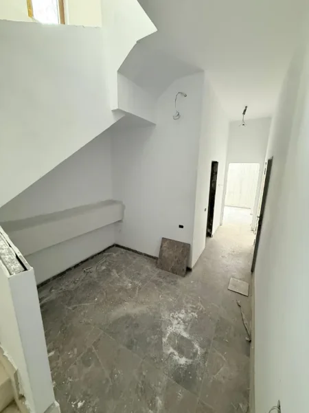 Tirane, shitet Vile , 334 m² 750.000 € (PRANE TEG)