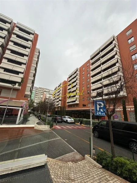 Tirane, jepet me qera zyre Kati 3, 250 m² 2.500 € (KOMPLEKSI DELIJORGJI)