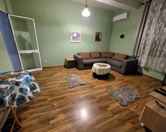 Tirane, jepet me qera apartament 1+1+Aneks+Ballkon Kati 1, 70 m² 500 € (qender)