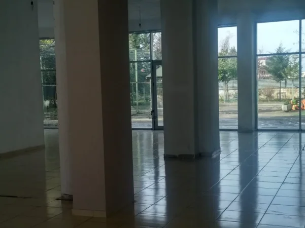 Tirane, shitet dyqan Kati 0, 194 m² 650.000 € (CASA ITALIA)