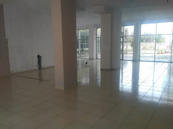 Tirane, shitet dyqan Kati 0, 194 m² 650.000 € (CASA ITALIA)