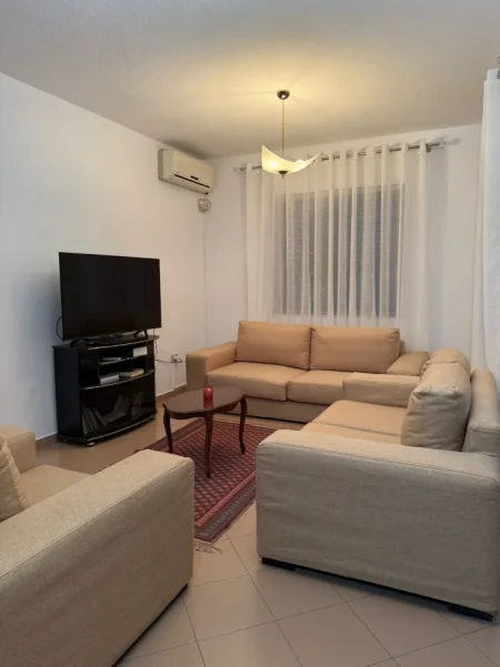 Tirane, jepet me qera apartament 2+1 Kati 7, 92 m² 700 € (RRUGA E KOSOVAREVE)