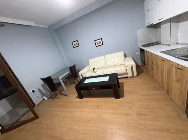 Tirane, jepet me qera apartament 1+1 Kati 2, 65 m² 500 € (ALI DEMI)