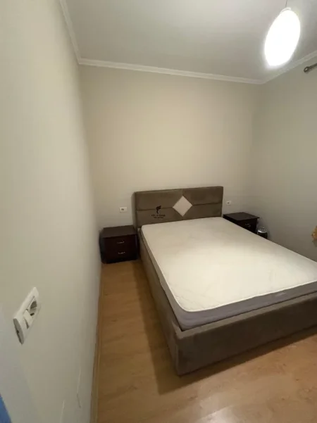Tirane, jepet me qera apartament 1+1 Kati 2, 65 m² 500 € (ALI DEMI)