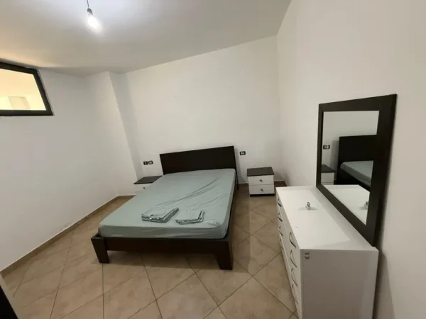 Tirane, jepet me qera apartament 2+1 Kati 1, 85 m² 500 € (Bulevardi Migjeni)