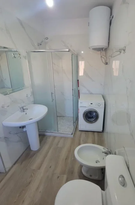 Tirane, jepet me qera apartament 1+1 Kati 4, 55 m² 550 € (Super Apartament 1 1 Afer Auto Kadiu 21 Dhjetori)