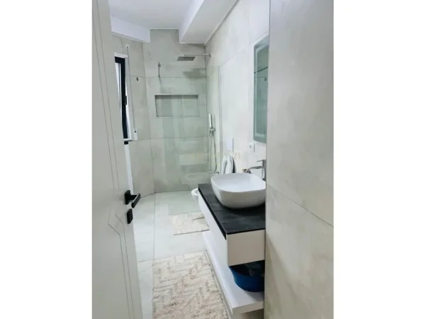 Tirane, jepet me qera apartament 2+1 Kati 6, 120 m² 1.200 € (rruga e durresit)
