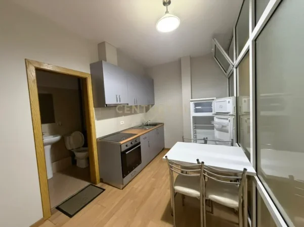 Tirane, jepet me qera garsonier 1+1 Kati 3, 40 m² 350 € (materniteti i ri)
