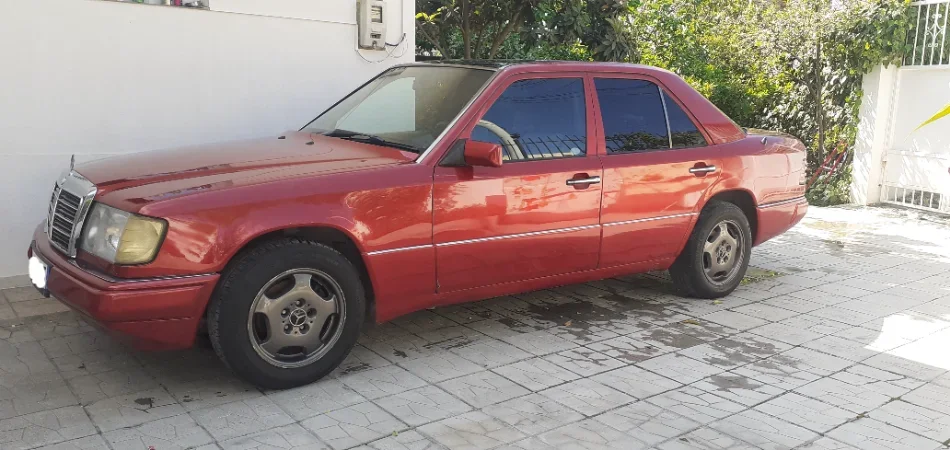 Tirane, shes makine Mercedes 200 viti 1992 Nafte, e kuqe manuale 300.000 km 3.300 €