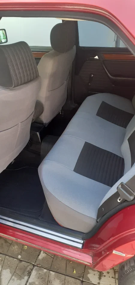 Tirane, shes makine Mercedes 200 viti 1992 Nafte, e kuqe manuale 300.000 km 3.300 €