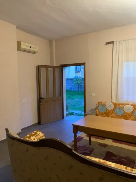 Tirane, jepet me qera shtepi 2+1 Kati 1, 80 m² 350 € (Rruga Bedri Karapici)
