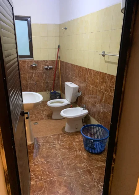 Tirane, jepet me qera shtepi 2+1 Kati 1, 80 m² 350 € (Rruga Bedri Karapici)