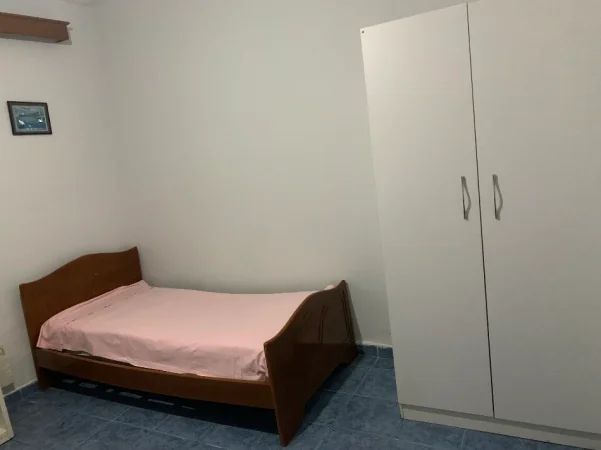 Tirane, jepet me qera shtepi 2+1 Kati 1, 80 m² 350 € (Rruga Bedri Karapici)
