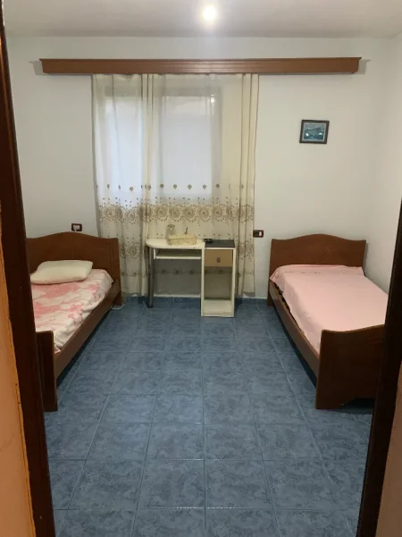 Tirane, jepet me qera shtepi 2+1 Kati 1, 80 m² 350 € (Rruga Bedri Karapici)
