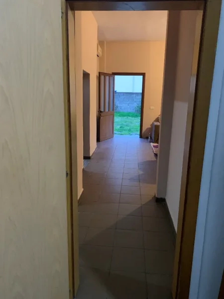 Tirane, jepet me qera shtepi 2+1 Kati 1, 80 m² 350 € (Rruga Bedri Karapici)