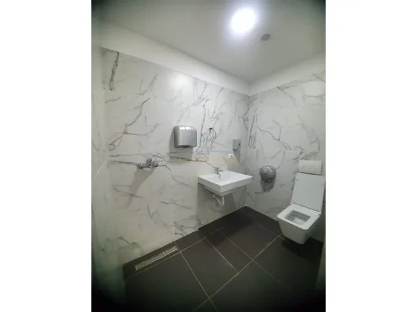 Tirane, jepet me qera zyre Kati 5, 229 m² 3.500 € (Sheshi Skenderbej)