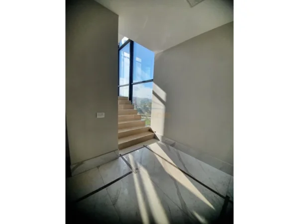 Tirane, jepet me qera zyre Kati 5, 229 m² 3.500 € (Sheshi Skenderbej)