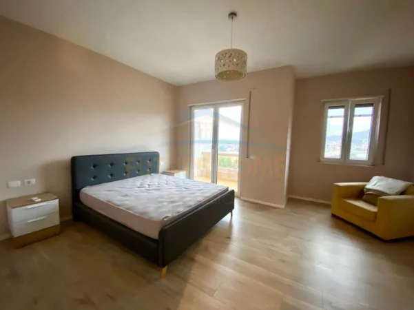 Tirane, jepet me qera Vile 3 Katshe Kati 0, 200 m² 1.200 € (teg)