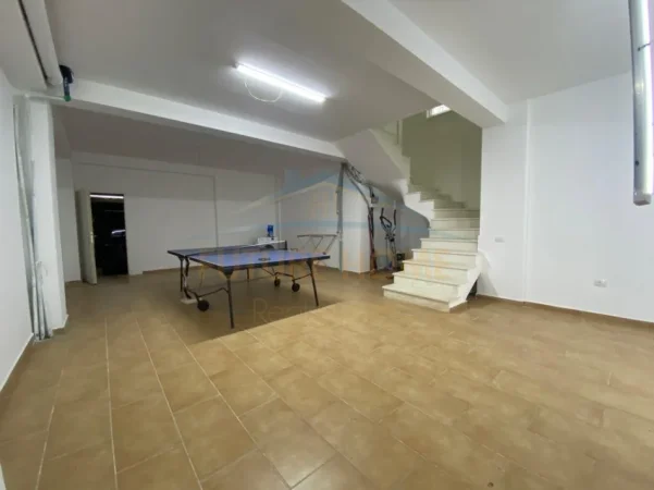 Tirane, jepet me qera Vile 3 Katshe Kati 0, 200 m² 1.200 € (teg)