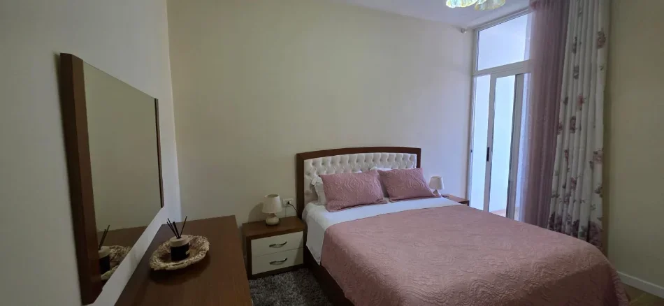 Tirane, jepet me qera apartament 2+1 Kati 4, 87 m² 700 € (LIQENI ARTIFICIAL)