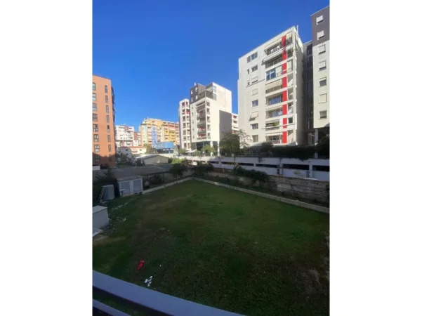 Tirane, jepet me qera apartament 2+1+Ballkon Kati 2, 92 m² 1.100 € (Rruga e Kosovareve)