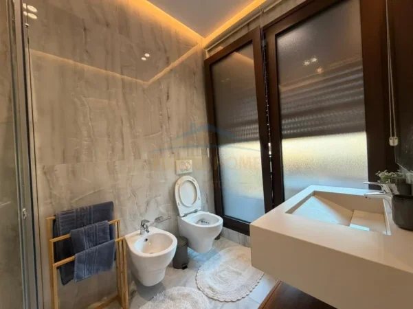 Tirane, jepet me qera apartament 2+1+Ballkon Kati 3, 133 m² 1.600 € (Rruga e Barrikadave)