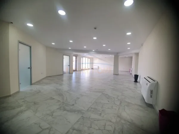 Tirane, jepet me qera ambjent biznesi Kati 5, 229 m² 3.500 € (9-katshet)