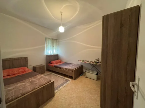 Tirane, jepet me qera apartament 2+1+Ballkon Kati 2, 80 m² 580 € (Reuga e Dafinave)