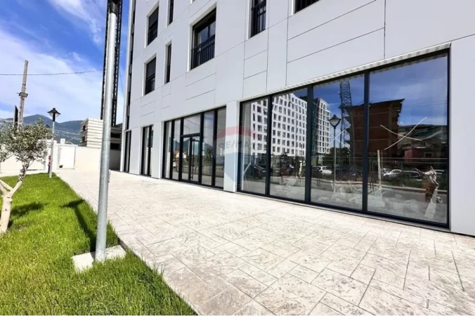 Tirane, shitet dyqan , 250 m² 