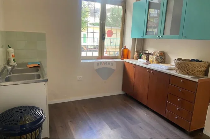 Tirane, shitet zyre , 73 m² 