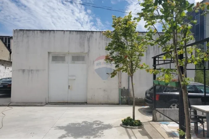 Tirane, shitet magazine , 680 m² 