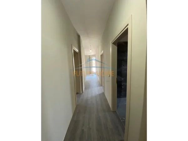Tirane, shitet apartament 3+1+2+Ballkon Kati 4, 136 m² 418.000 € (Komuna e Parisit)
