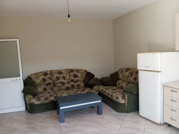 Tirane, jepet me qera shtepi 1+1 Kati 1, 50 m² 300 € (Rruga Sule Gjashta prane big market)